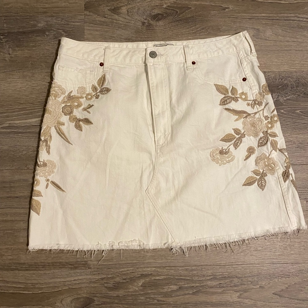 Abercrombie & Fitch White Skirt with Tan Floral Design